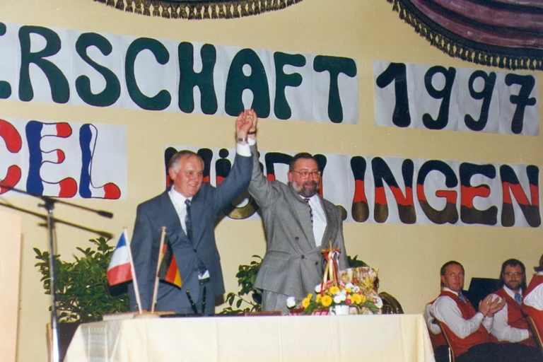 Signature des deux chartes scellant le jumelage entre Saint-Marcel et Nüdlingen
